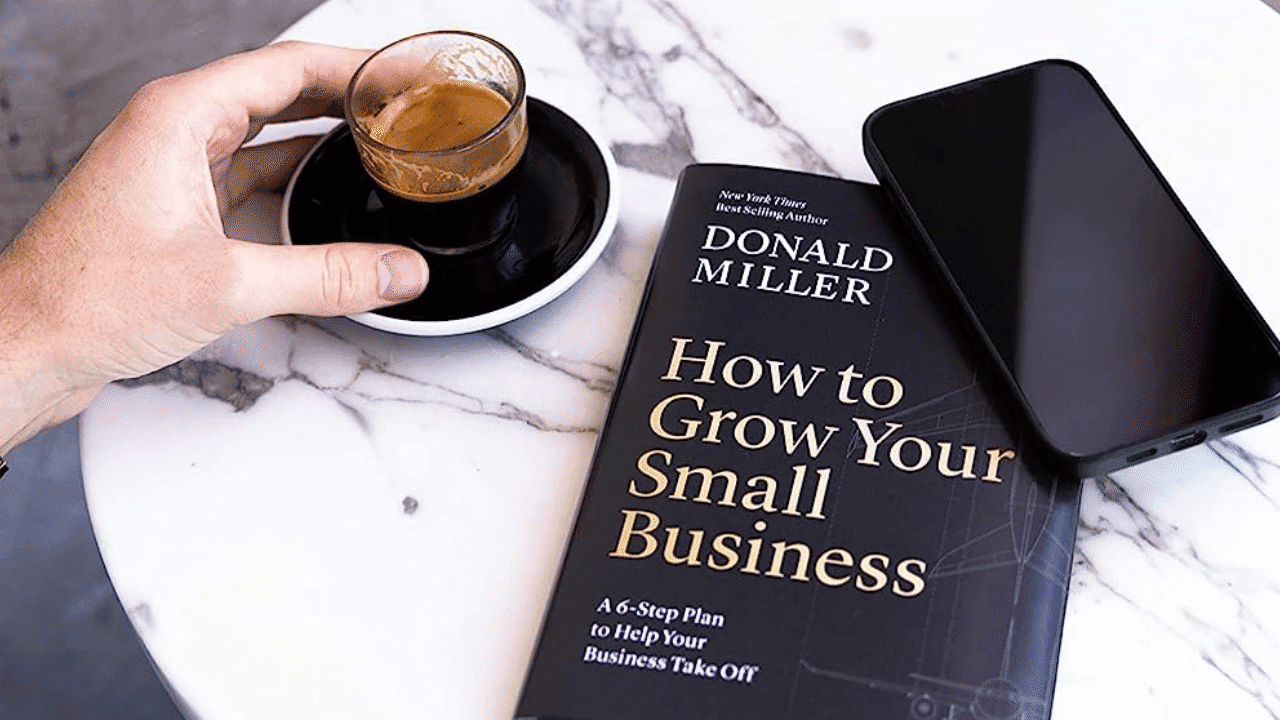 How to Grow Your Small Business sur une table à café